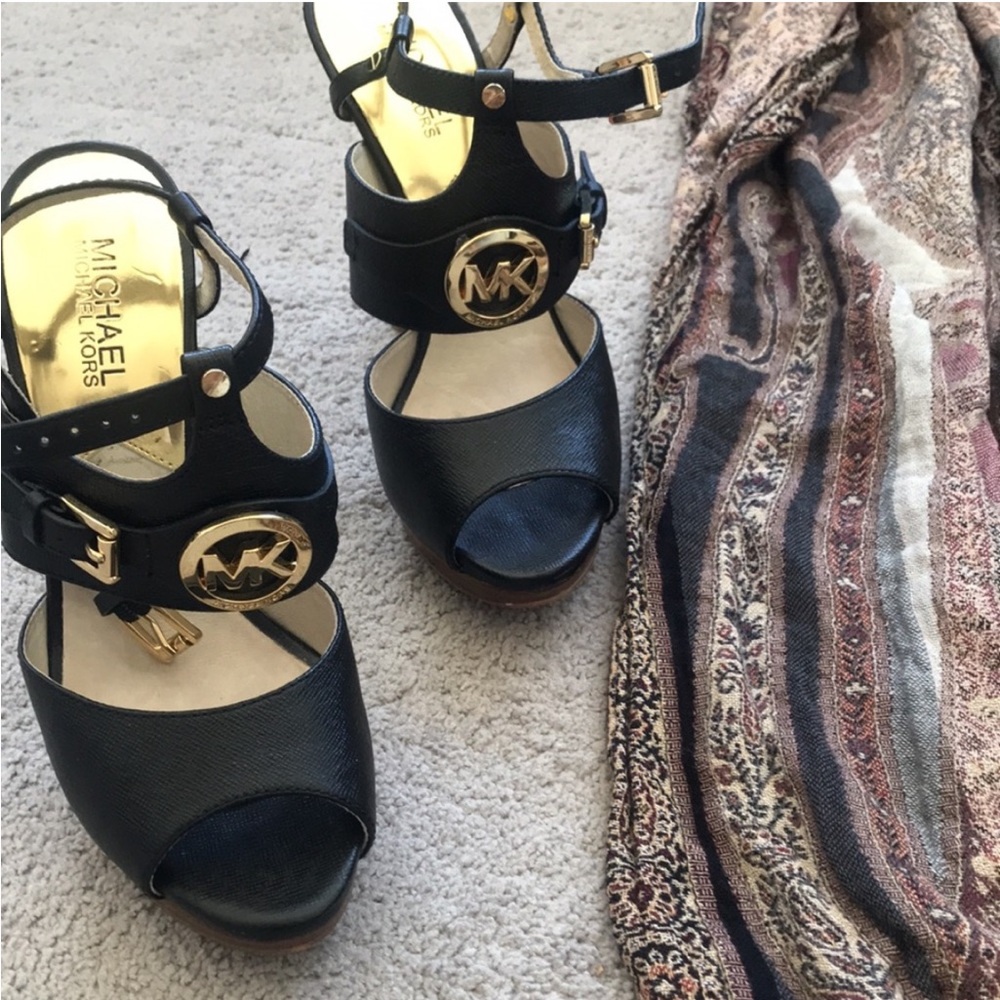 Michael Kors Size 7 1/2  fits 7- small 71/2